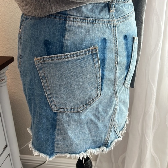 Forever 21 to town distressed denim mini skirt - Picture 4 of 11